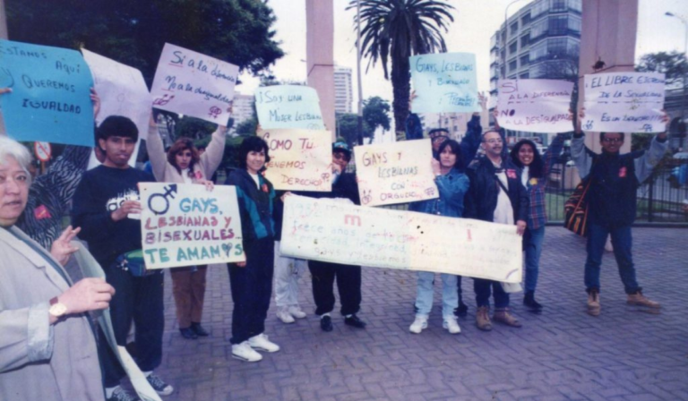 Fotografía del primer plantón LGBT en Perú - Miraflores. Se ven activistas con carteles.