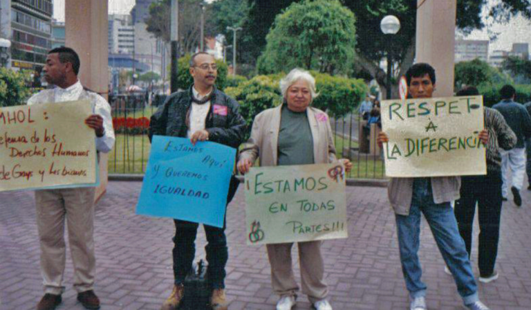 Fotografía del primer plantón LGBT en Perú - Miraflores. Se ven cuatro activistas con carteles.